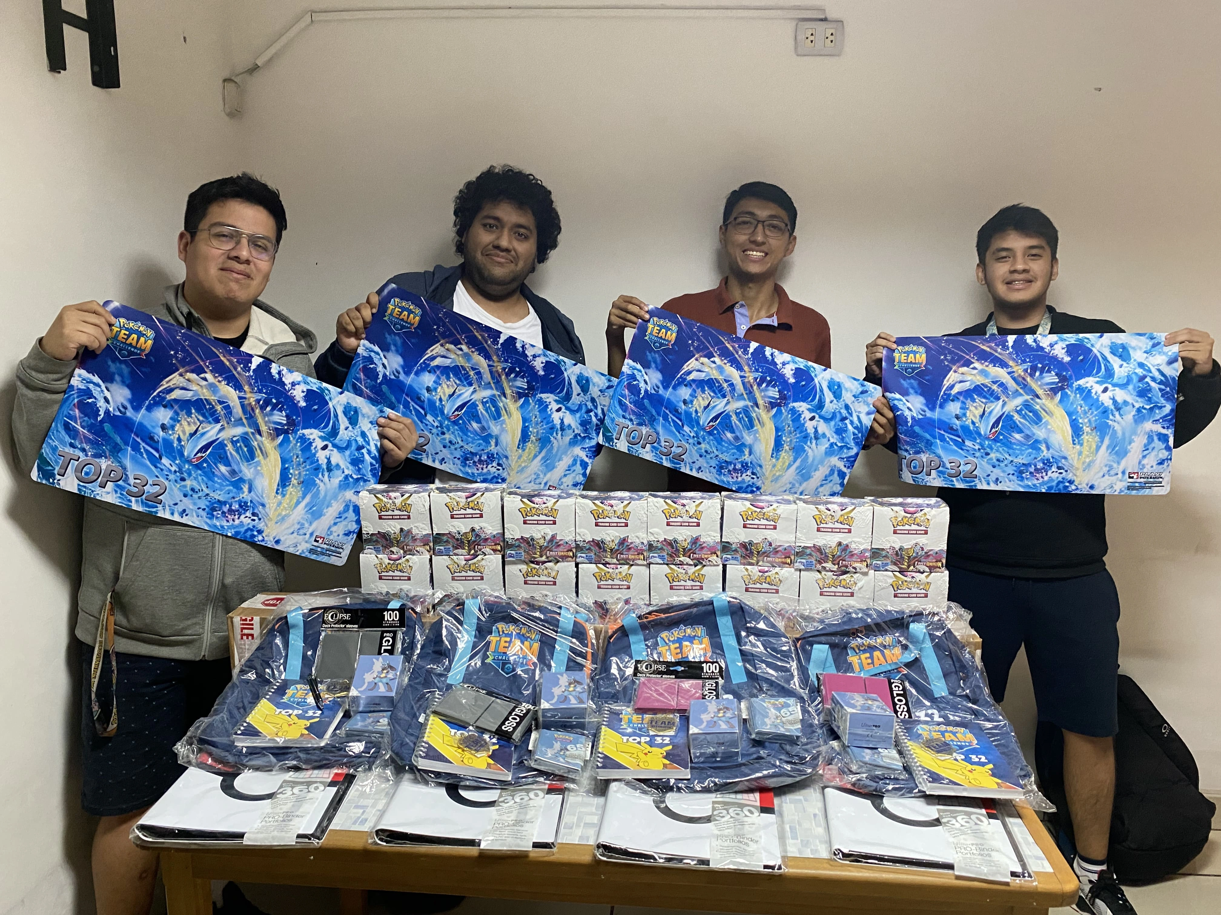 Equipo de El Tablero de Otto con la premiación enviada por Pokémon tras el Team Challenge