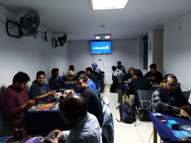Sala de El Tablero de Otto con todas las mesas ocupadas durante un torneo