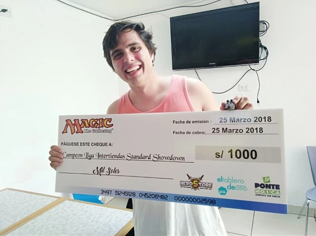 Cheque de premiación de la Liga Intertiendas con los logos de las tiendas aliadas